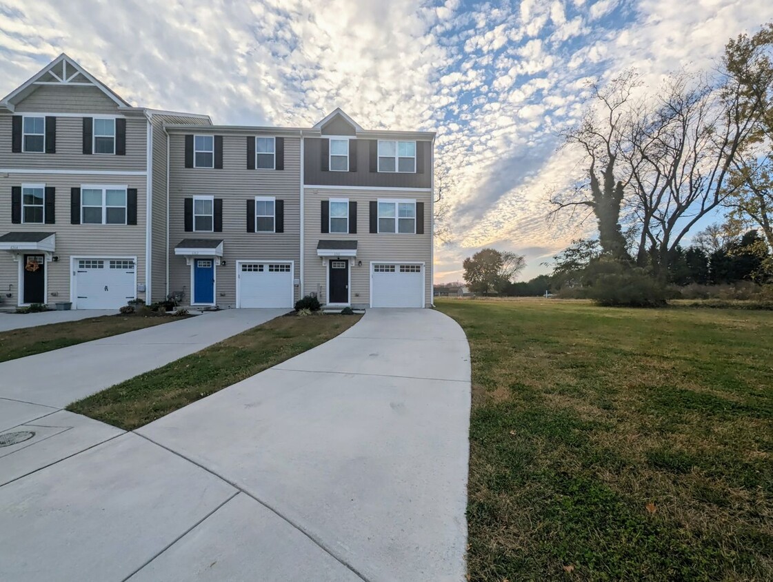 Primary Photo - Modern 3-Bedroom Townhouse with Garage and...