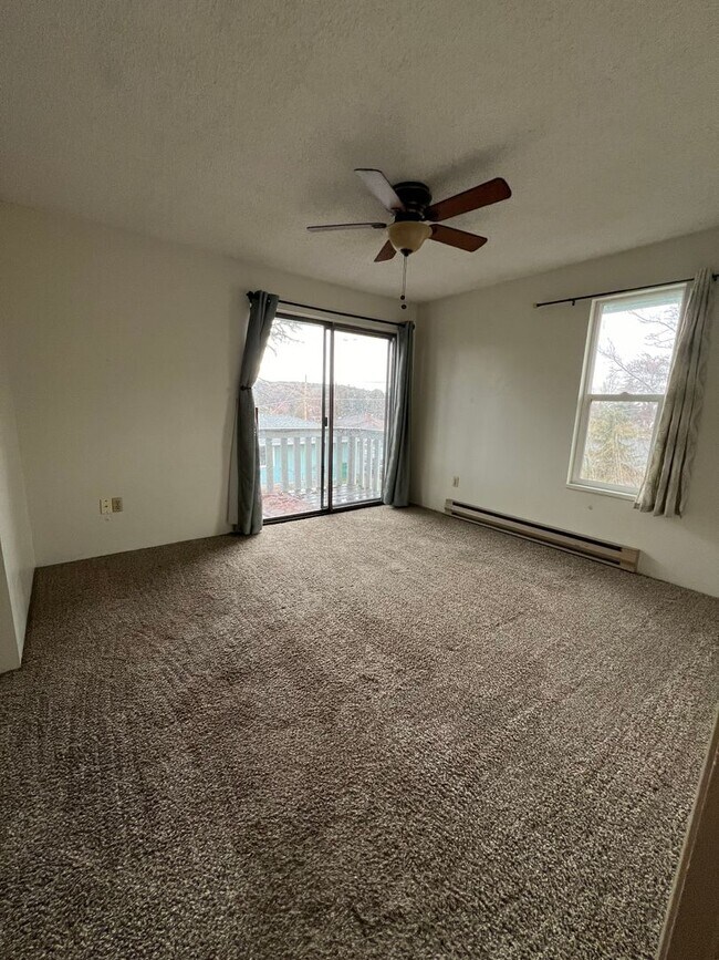 Foto del edificio - 2 Bedroom, 1.5 Bathroom - Upstairs/Downsta...