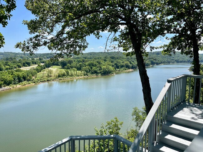 Building Photo - Gorgeous Home on the White River!!