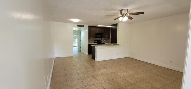 Foto del edificio - 1824 Meadows Cir W
