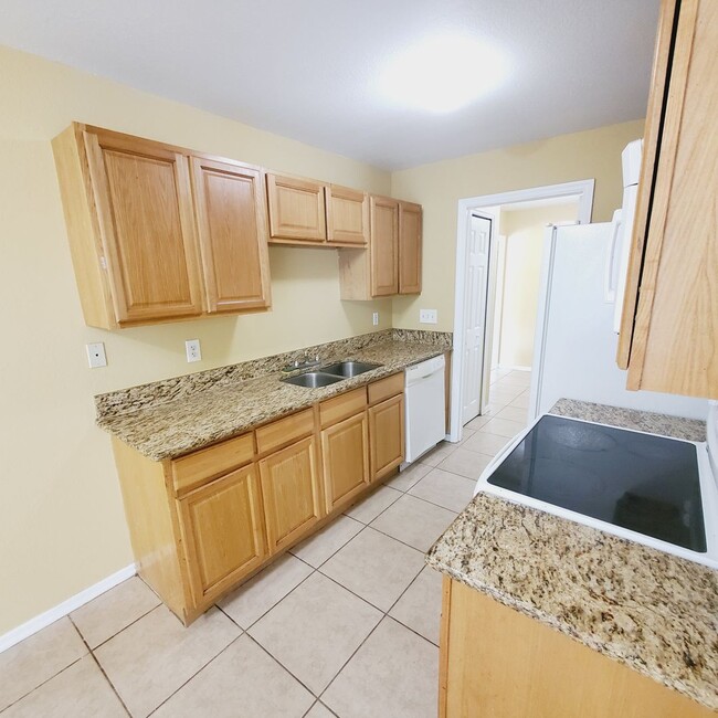 Building Photo - Spacious 3 Bedroom 2 Bath 2 Car Garage PLU...