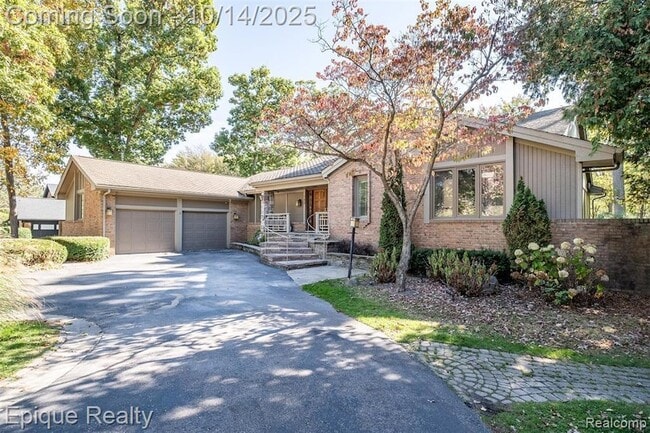 Building Photo - 135 W Hickory Grove Rd
