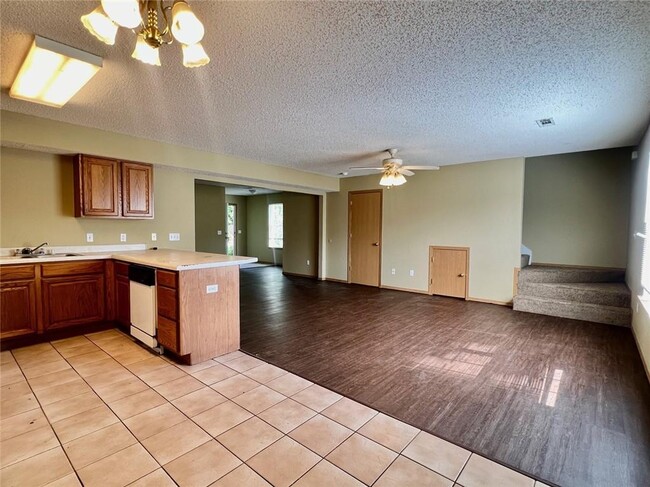 Building Photo - 795 N Daisy Ln