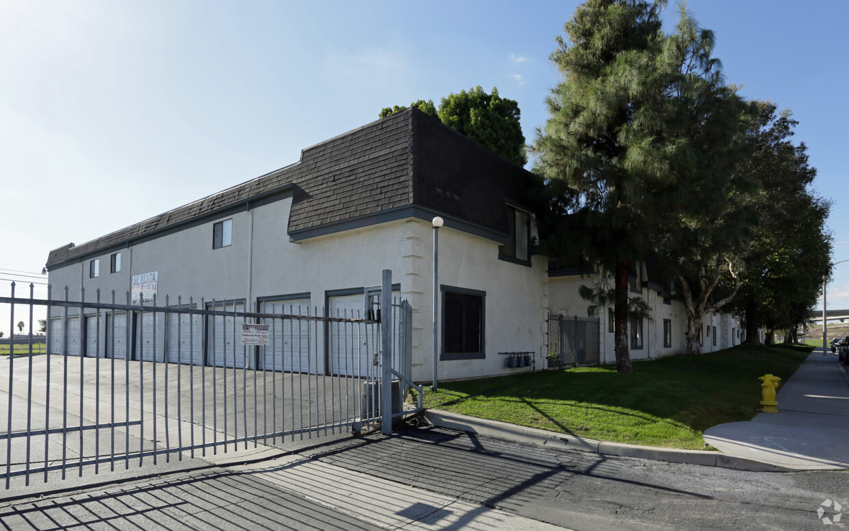 Building Photo - Oakwood Park Apartments