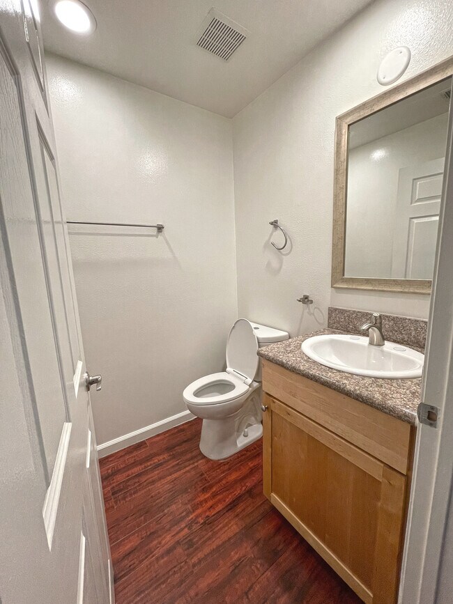 Medio baño primer piso - 5330 Satsuma Ave