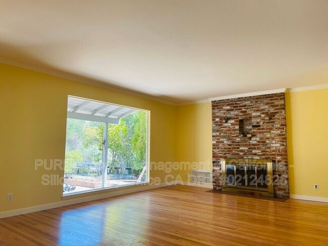 Building Photo - 1449 Topar Ave