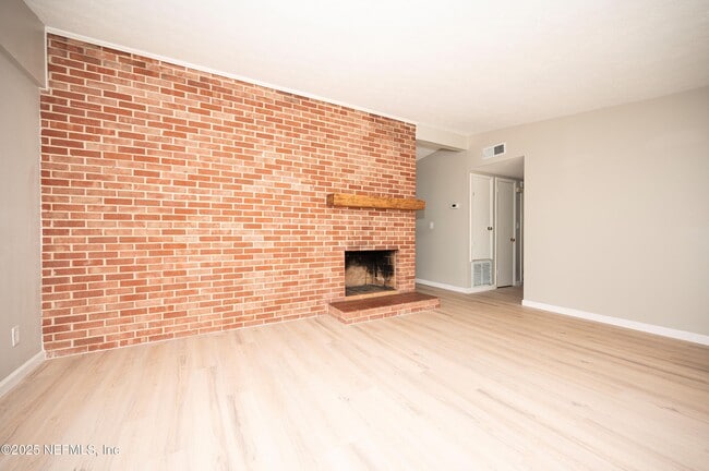 Building Photo - 313 Suzanne Dr