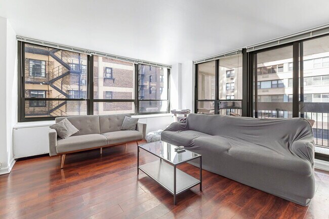 Foto del edificio - 222 E Pearson St