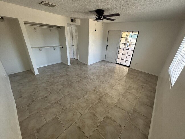 Foto del edificio - 6221 W Claremont St