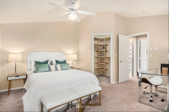 Foto del edificio - Stylish Furnished Greenwood Townhome 2Beds...