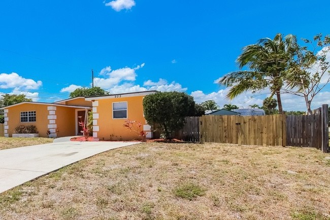 Building Photo - 955 Tripp Dr