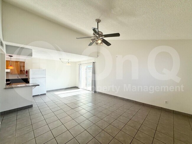 Foto del edificio - 2233 W Farmdale Ave
