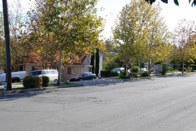 Primary Photo - 2115-2135 Waldon St