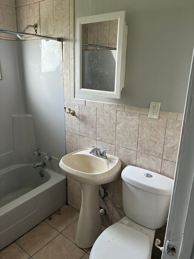 Foto del edificio - 3 Bedroom Home with Fenced Backyard