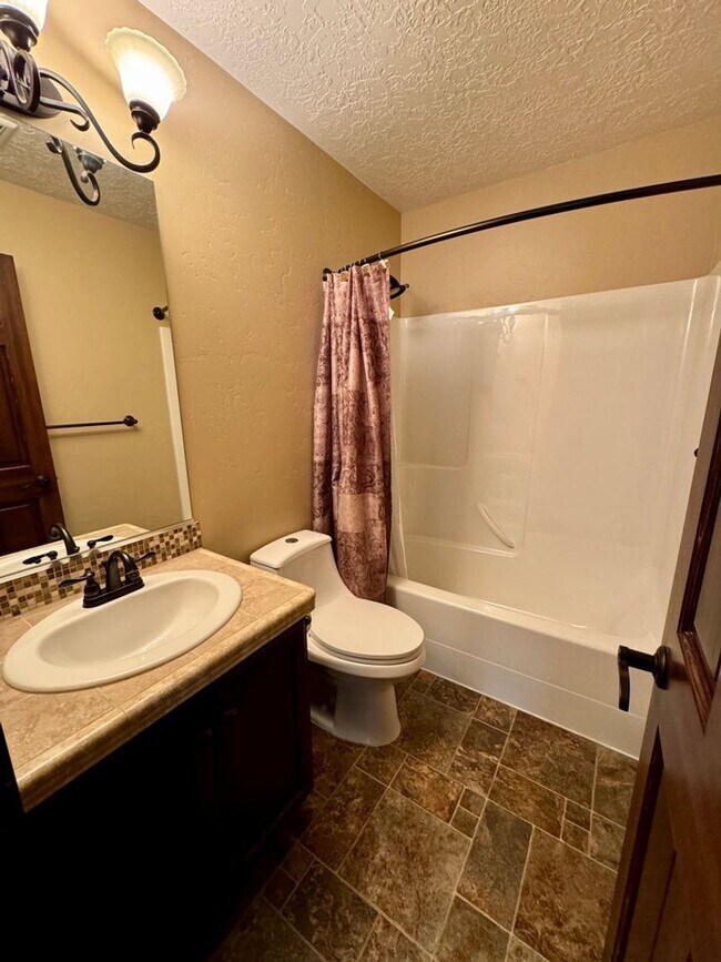 Building Photo - Stunning Single Story Home in the Highly D...
