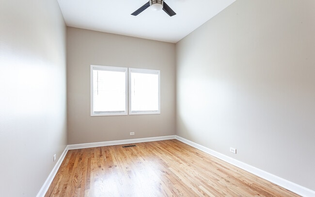 Foto del edificio - 3138 N Sawyer Ave