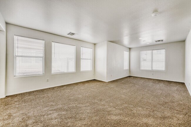 Foto del edificio - Beautiful 4-Bedroom Henderson Home with Fireplace & 2-Car Garage!
