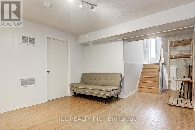 Photo du bâtiment - 653-653 Village Pkwy
