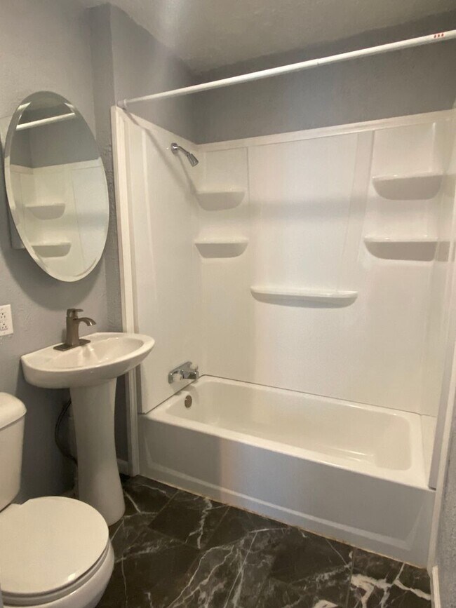 Foto del edificio - 2 bedroom home in Niles!!