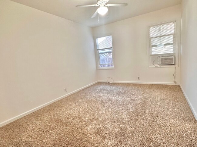 Building Photo - 82 E Rosemary Ln