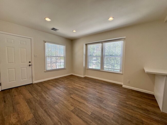 Foto del edificio - Large front unit apartment with patio