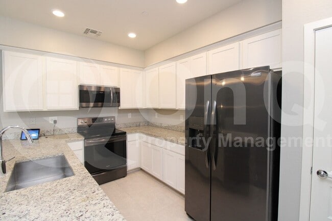 Building Photo - 2736 S Cavalier Dr