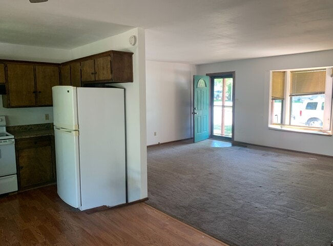 Building Photo - 805 N Austin St