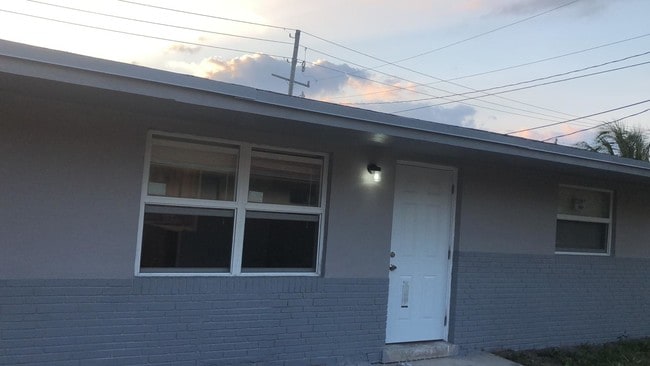Building Photo - 2600 SW 11th Ct