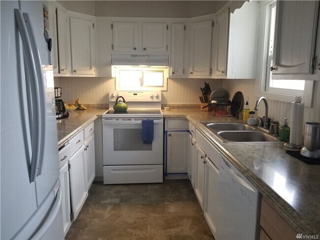 Building Photo - Beautiful 4 Bedroom Home Available in Down...