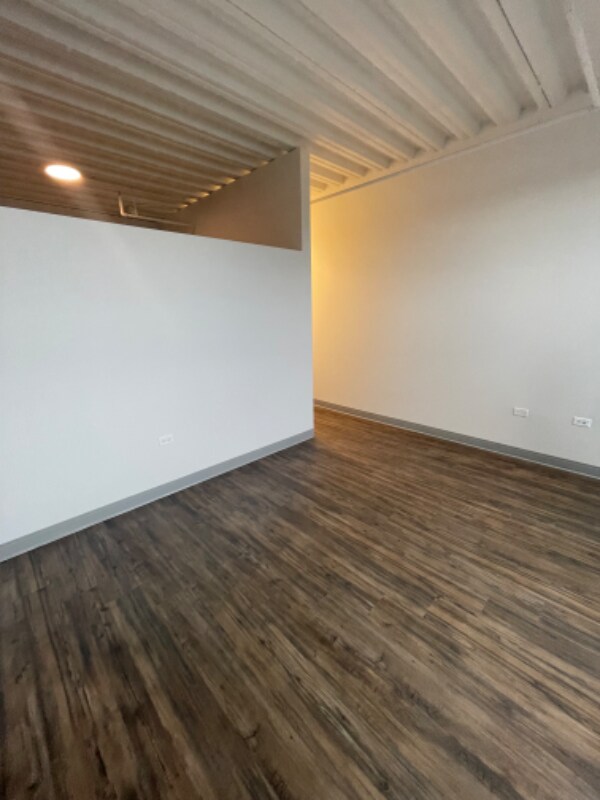 Photo - 3917 N Sheridan Rd Apartment