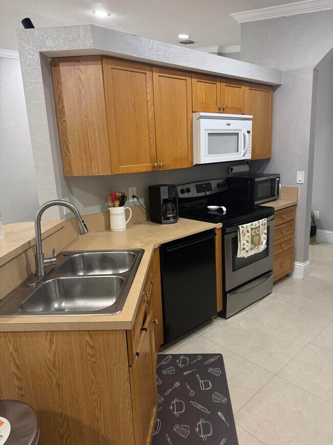 Building Photo - 5621 Azalea Cir