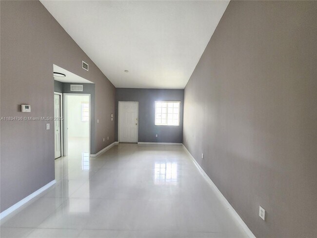 Foto del edificio - 3395 NE 9th Dr