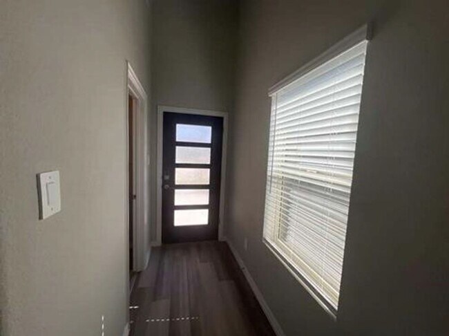 Building Photo - Charming 3 Bedroom, 2.5 Bath House in Farm...