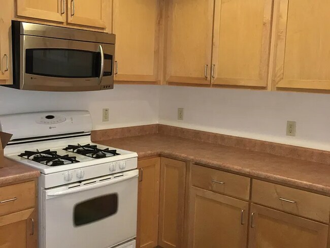 Building Photo - 1350 Yulupa Ave