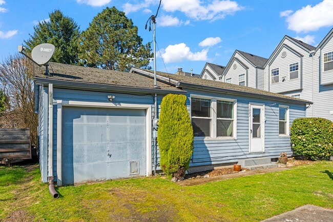 Foto del edificio - Rare 2 bedroom 1 bath HOUSE by Columbia River Marina!