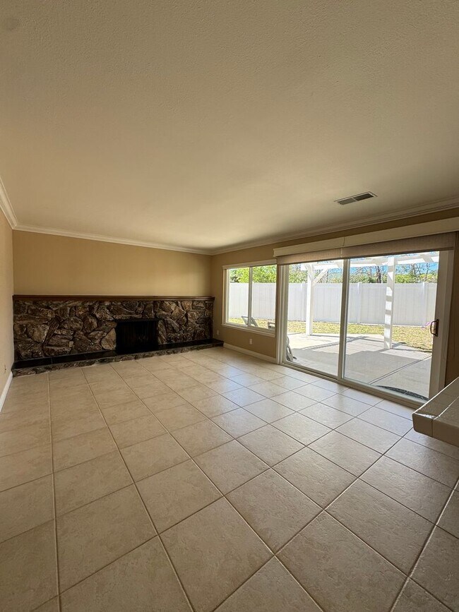 Building Photo - Prime Cul-de-Sac Location with Expansive Backyard