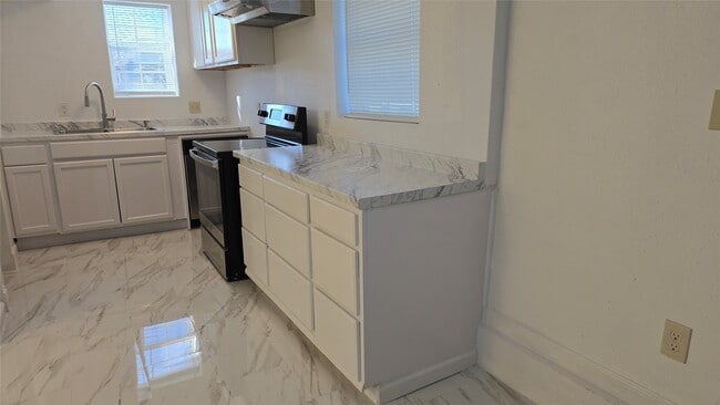 Building Photo - 421 Sidney St