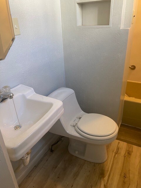 bath - 228 E 9th St