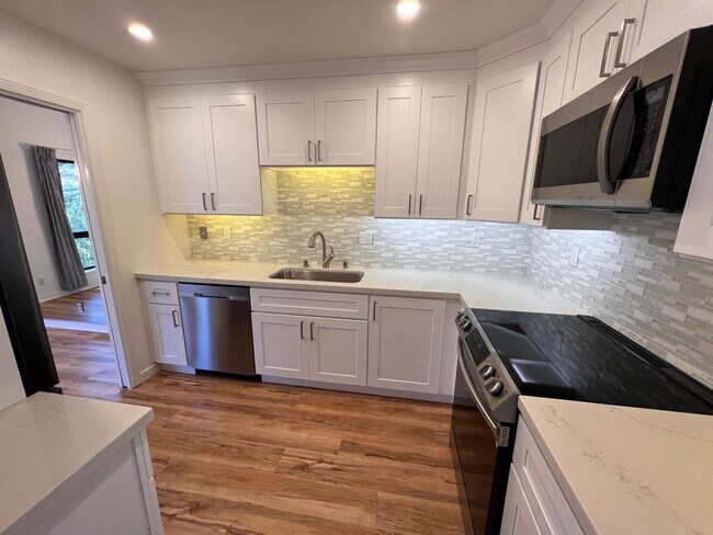 Foto del edificio - RENOVATED TWO BEDROOM TWO AND HALF BATH CO...