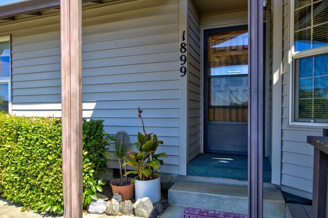 Building Photo - 3 bedroom 2 bath home in NE Roseburg