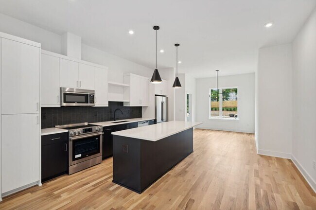 Building Photo - 1237 Memorial Dr SE