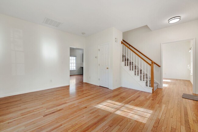 Building Photo - Renovated 4 bed/2.5 bath with beautiful ha...