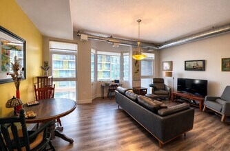 Building Photo - 253 Albert St