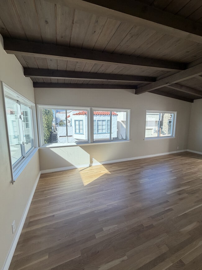 Foto del edificio - 221 Marine Ave