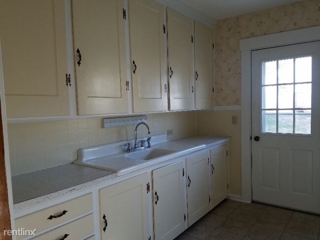 Building Photo - 2 br, 1 bath Apartment - 124 Elm St