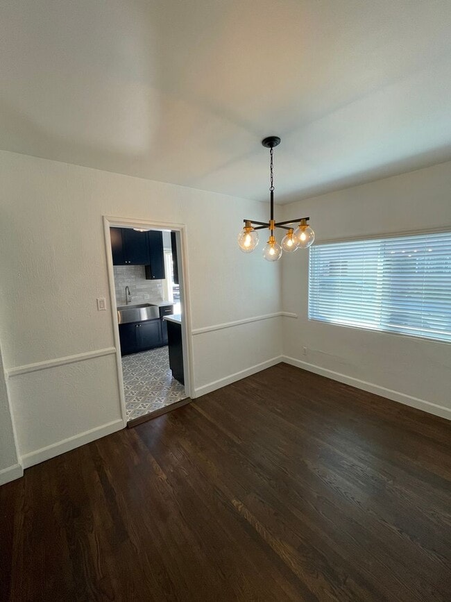 Foto del edificio - Remodeled 2BR in NoHo – Brand New Kitchen, 2 Parking Spaces, Walk to NoHo West Mall