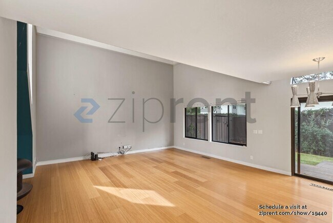 Foto del edificio - 272 Montebello Ave