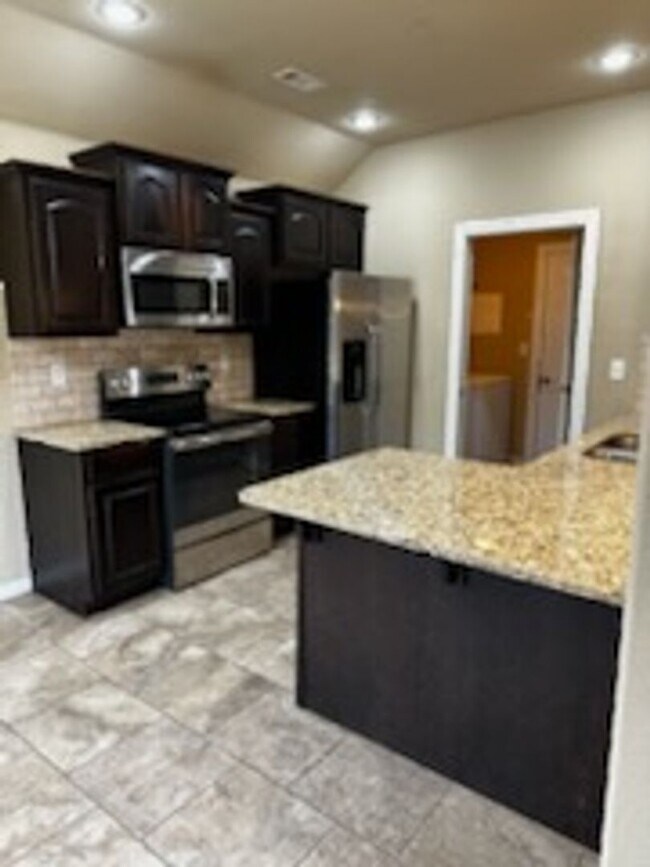 Building Photo - BEAUTIFUL HOME IN GREAT LOCATION!