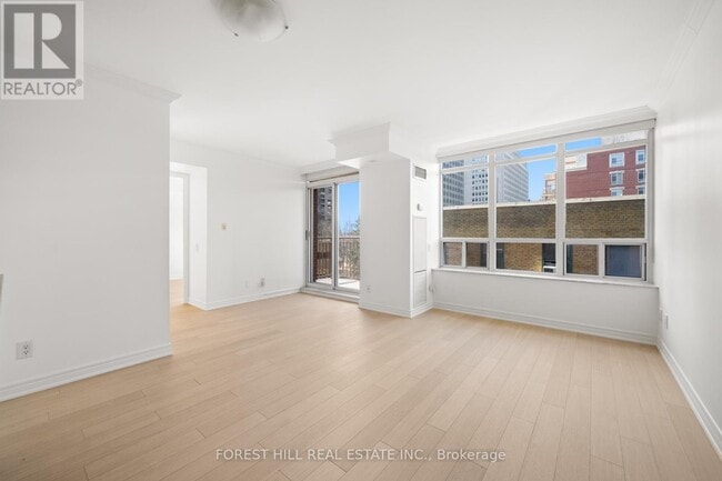 Photo du bâtiment - 60-760 St Clair Ave W