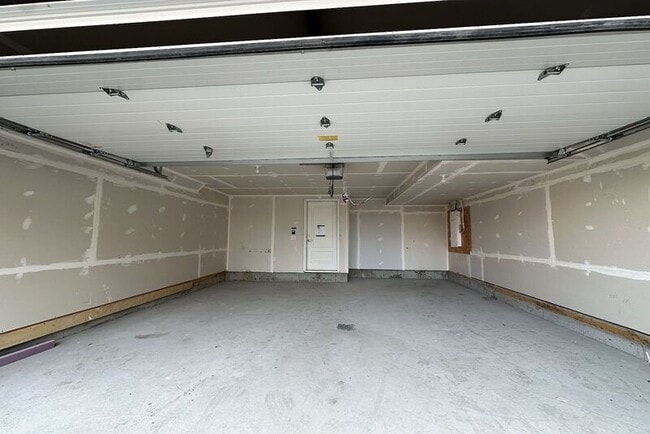 Building Photo - 465 Hemingway Rd NW